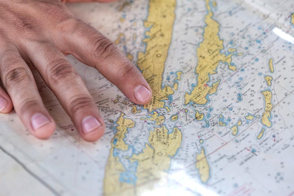 Map interface showing optimized travel route with a coffee shop suggestion